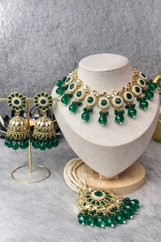 Green Kundan Jewellery Set – Necklace, Earrings & Maangtikka
